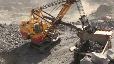 Ekskavatör Ekskavatör ve Damper ocağında, hammadde Damper yatırım yükler, demir cevheri ocağında çalışıyorum. Ekskavatör yakından.