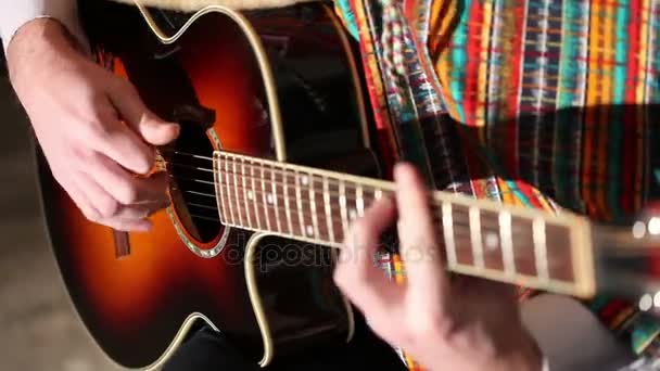 Mexické hraje na kytaru, sólo na hrací akustická kytara, Close-up plán — Stock video