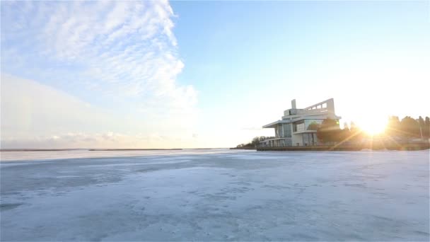 全景在冰冻的河，在日落时的风景 — 图库视频影像