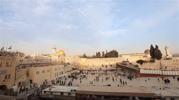 A templom-hegy - a nyugati fal és a szikla mecset a régi város Jeruzsálem, Izrael időt a kört arany kupola — Stock videók