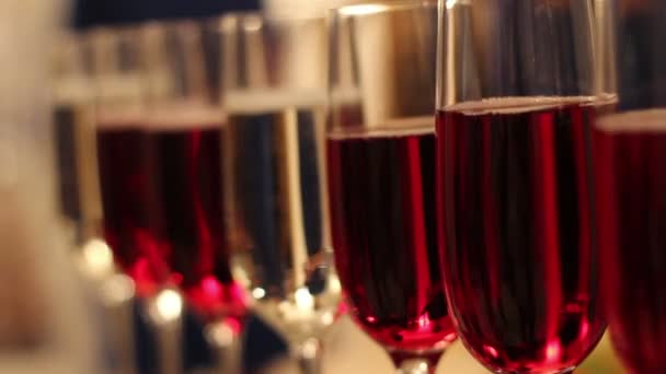 Szemüveg, az alkohol és a különböző italok, pohár bor- és Pezsgőfesztivál vannak a büféasztal, vörösboros pohár, az üveg pezsgő a svédasztalos tábla, alkohollal, egy étteremben, közelkép — Stock videók
