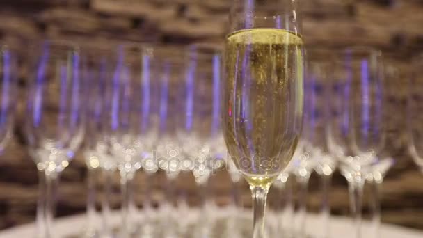 Champagne i glasen, ett glas champagne, bankett design, champagne närbild, bankett interiör, inomhus — Stockvideo