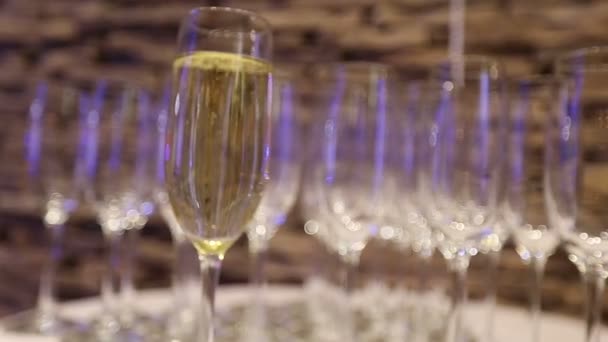 Champagne i glasen, ett glas champagne, bankett design, champagne närbild, bankett interiör, inomhus — Stockvideo