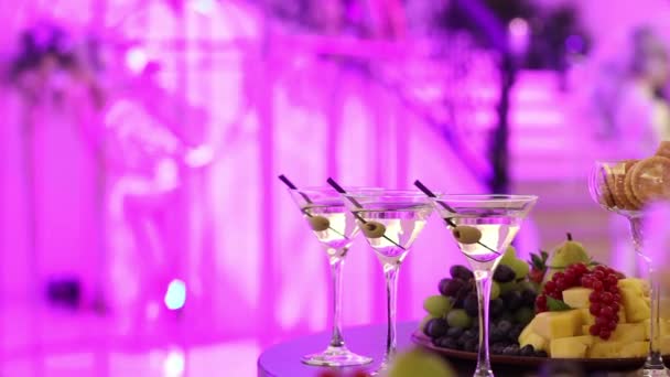 Champán en copas, una copa de champán, diseño de banquetes, primer plano de champán, interior de banquetes, interior — Vídeos de Stock