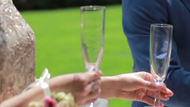Nevěsta a ženich, lezou nampan. Svatební obřad, detail. — Stock video