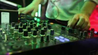 DJ Mixer düğme yakın çekim, Djs düğün akşamı iş.