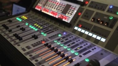 Profesyonel bir ses bir konser, konser, ses karıştırıcı, kontrol mühendisi, seçici odak, ses mikseri, sığ derinlik-in tarla sırasında ses mikseri konsol konsol