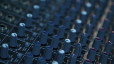 Profesyonel bir ses bir konser, konser, ses karıştırıcı, kontrol mühendisi, seçici odak, ses mikseri, sığ derinlik-in tarla sırasında ses mikseri konsol konsol