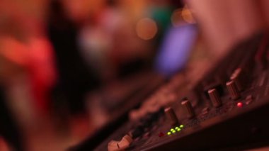 Profesyonel bir ses bir konser, konser, ses karıştırıcı, kontrol mühendisi, seçici odak, ses mikseri, sığ derinlik-in tarla sırasında ses mikseri konsol konsol