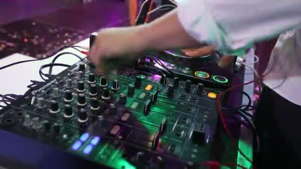 DJ Mixer botón de primer plano, DJs trabajan en la noche, fiesta de bodas — Vídeo de stock