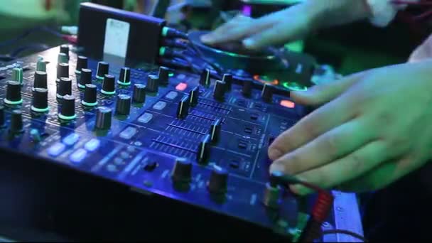 DJ Mixer botón de primer plano, DJs trabajan en la noche, fiesta de bodas — Vídeo de stock