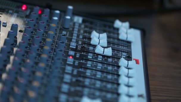 Professionele audio console in een concert, het geluid mixer console tijdens een concert, audio Mixer control engineer, selectieve aandacht, audio-mixer, ondiepe scherptediepte — Stockvideo