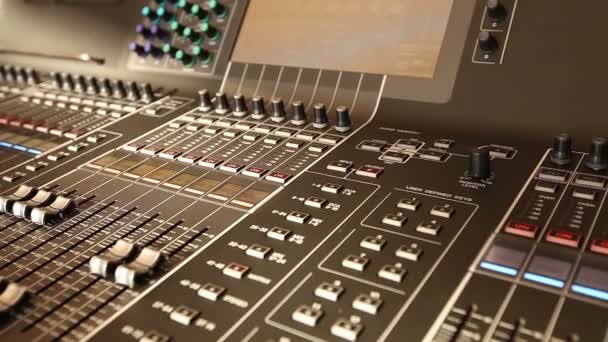 Console audio professionale in un concerto, console mixer audio durante un concerto, mixer audio, ingegnere di controllo, messa a fuoco selettiva, mixer audio, profondità di campo bassa — Video Stock