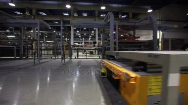 Seramik karo, modern fabrika iç, elektrik otomatik güdümlü araçlar platformu sanayi iç, üretim