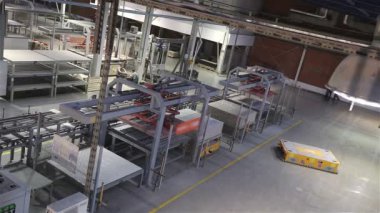 Seramik karo, modern fabrika iç, elektrik otomatik güdümlü araçlar platformu sanayi iç, üretim