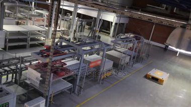 Seramik karo, modern fabrika iç, elektrik otomatik güdümlü araçlar platformu sanayi iç, üretim