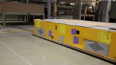 Seramik karo, modern fabrika iç, elektrik otomatik güdümlü araçlar platformu sanayi iç, üretim