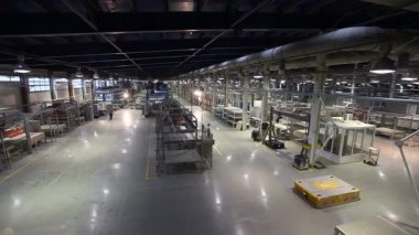 Seramik karo, modern fabrika iç, elektrik otomatik güdümlü araçlar platformu sanayi iç, üretim
