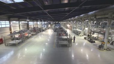 Seramik karo, modern fabrika iç, elektrik otomatik güdümlü araçlar platformu sanayi iç, üretim