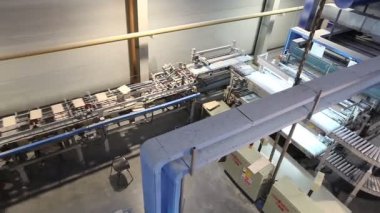 Seramik karo, modern fabrika iç, elektrik otomatik güdümlü araçlar platformu sanayi iç, üretim