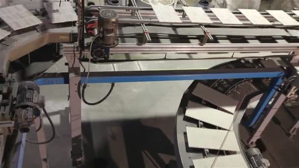 Виробництво керамічної плитки, Автоматизована лінія для виробництва керамічної плитки, Промисловий інтер'єр, конвеєр — стокове відео