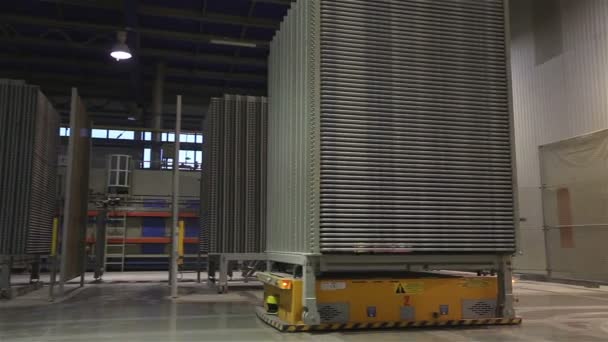 Interni industriali, produzione di piastrelle di ceramica, interni di fabbrica moderni, Piattaforma veicoli elettrici automatizzati guidati — Video Stock