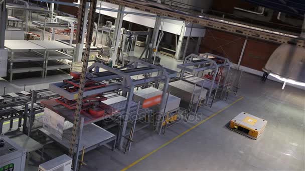 Industriële interieur, productie van keramische tegels, moderne fabriek interieur, elektrische automatisch geleide voertuigen Platform — Stockvideo