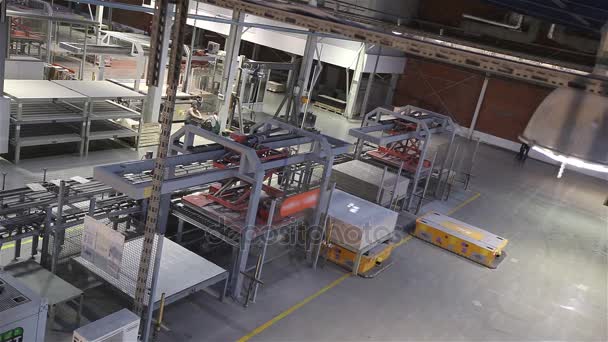 Interni industriali, produzione di piastrelle di ceramica, interni di fabbrica moderni, Piattaforma veicoli elettrici automatizzati guidati — Video Stock