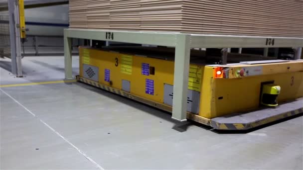 세라믹 타일, 현대 공장 실내 전기 자동 가이드 차량 플랫폼의 인테리어, 산업 생산 — 비디오