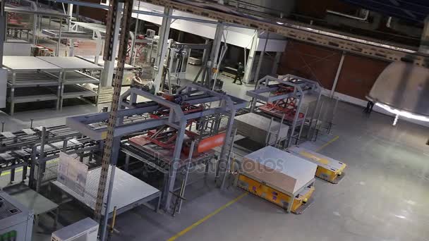 セラミック タイル、近代的な工場の内部、電気自動誘導車両プラットフォームのインテリア、生産 — ストック動画
