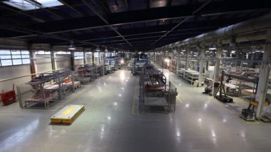 Seramik karo, modern fabrika iç, elektrik otomatik güdümlü araçlar platformu sanayi iç, üretim