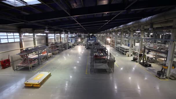 Intérieur industriel, production de carreaux de céramique, intérieur moderne de l'usine, Plateforme électrique automatisée de véhicules guidés — Video