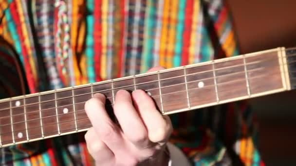 Mexican plays guitar Close-up plan, Playing guitar — Stock Video