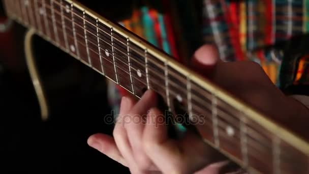 Meksikalı gitar yakın çekim planı, oyun gitar çalış — Stok video