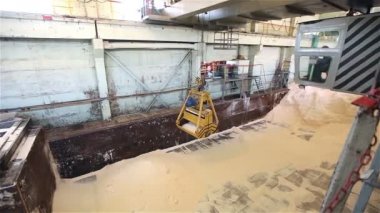 Endüstriyel vinç, Portal vinç, raylı vinç hammadde kuruluşunda, genel plan taşır..