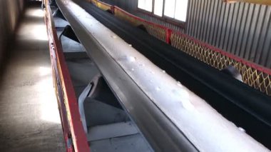 Bant konveyör. Konveyör bant. Nakliye ambarı, granül hammadde, beyaz, Konveyor, konveyör hattı hareket için granül hammadde