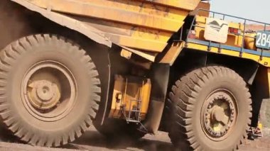 Büyük bahşiş yıllarım boyunca kazılar, endüstriyel bir kamyon kargo onun ocağında, büyük sarı Damper ekskavatörler