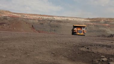 Büyük bahşiş yıllarım boyunca kazılar, endüstriyel bir kamyon kargo onun ocağında, büyük sarı Damper ekskavatörler