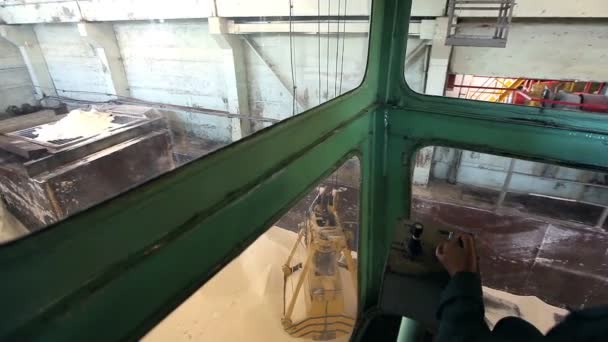 Grue industrielle, portique, la grue ferroviaire déplace les matières premières dans l'entreprise, Vue depuis le cockpit .