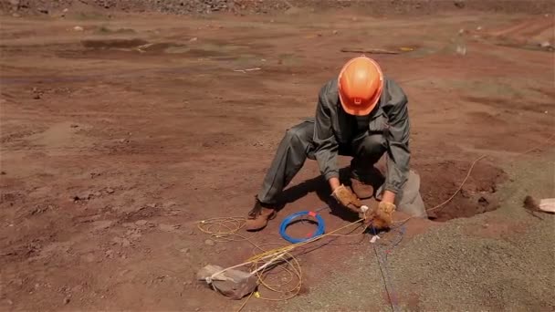 Bir taş ocağı incelemesi demir cevheri, patlayıcı inşaat üstünde açık çukur, patlatma için hazırlanıyor, demir cevheri madencilik patlayıcı yatıyordu — Stok video