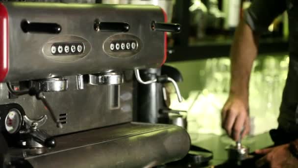Бармен приготування кави, бармен в задня поверхня не видно, Barista робить каву, інтер'єр бар — стокове відео