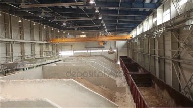Santral Vinci. Yük elleçleme. Kil ile boşaltma demiryolu vagonlar. Kil ambar, hammadde depo.