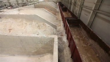 Santral Vinci. Yük elleçleme. Kil ile boşaltma demiryolu vagonlar. Kil ambar, hammadde depo.