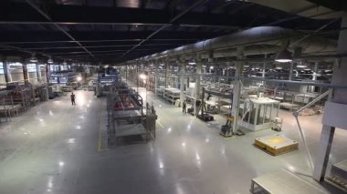 Seramik karo, modern fabrika iç, elektrik otomatik güdümlü araçlar platformu sanayi iç, üretim