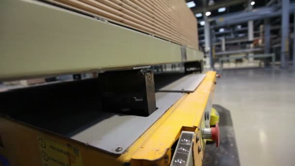 Производство керамической плитки, грузовых автомобилей желтого цвета, Промышленный интерьер, крупный план — стоковое видео