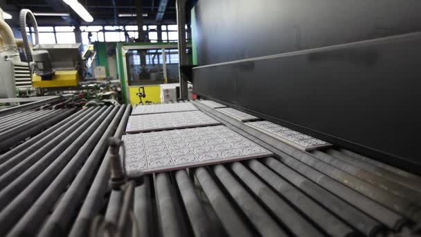 Tillverkning av keramiska plattor, automatiserad linje för tillverkning av keramiska plattor, Indors — Stockvideo