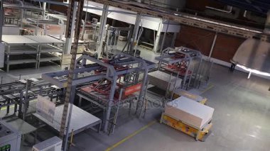 Sanayi iç, modern fabrika iç, elektrik otomatik güdümlü araçlar Platform, zaman Tur