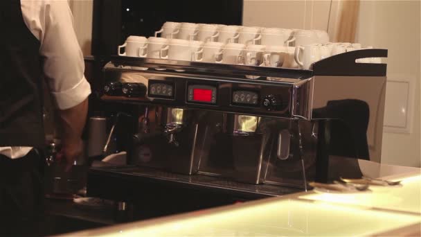 Barman maken van koffie, de barman het terug gezicht is niet zichtbaar, Barista maakt koffie, interieur bar — Stockvideo