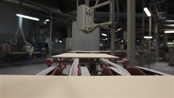 Fabricación de baldosas cerámicas, Línea automatizada para la producción de baldosas cerámicas, Indors — Vídeo de stock