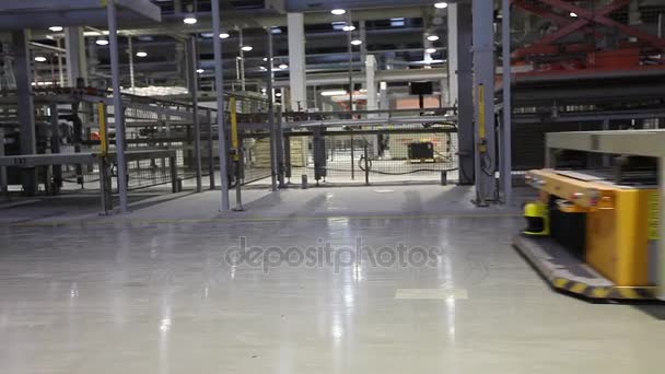 Interior industrial, interior moderno de la fábrica, plataforma guiada automatizada eléctrica de los vehículos, primer plano — Vídeo de stock